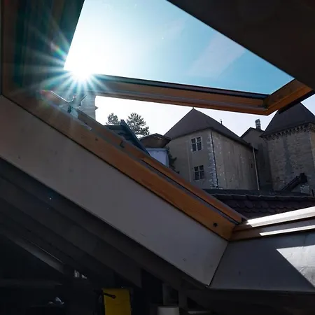 The Attic - Ideally Located In The Old Town *