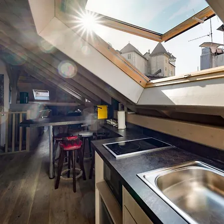 The Attic - Ideally Located In The Old Town Apartment
