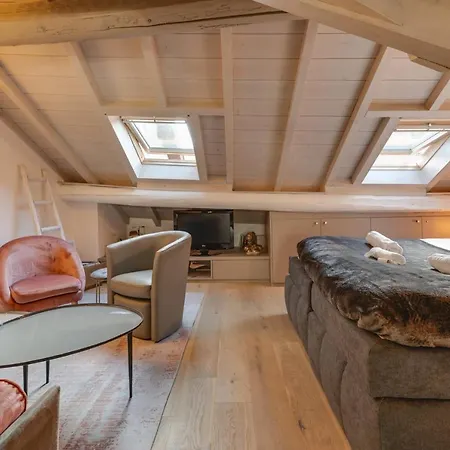 The Attic - Ideally Located In The Old Town